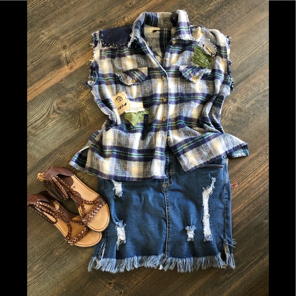 Top Flanel Shirt sleeveless and Upcycled - Picture 3 of 13